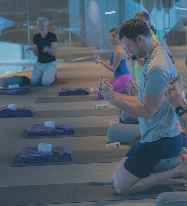 Gemeinsam Yoga-Stunde in einem Hotel-Retreat