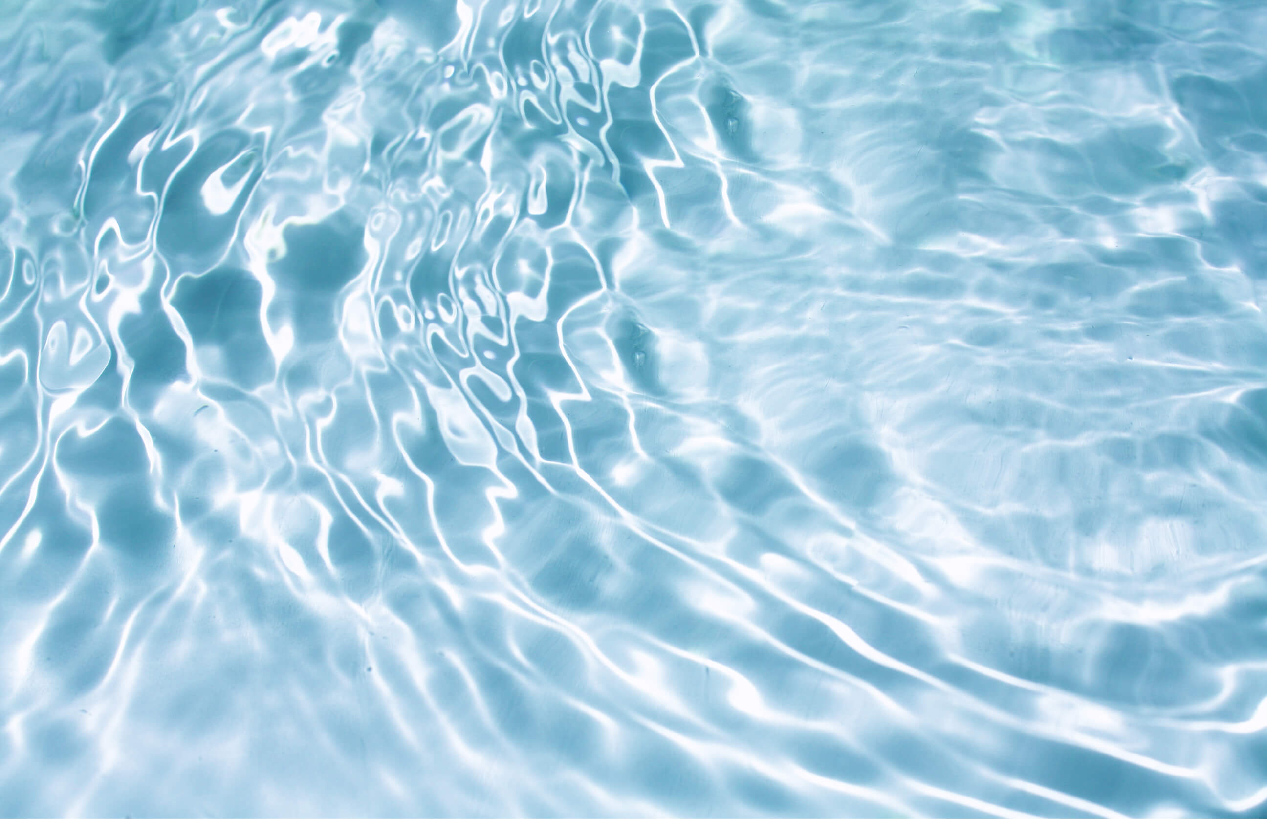 Wellen und Lichtreflexionen auf klarem, blauem Wasser